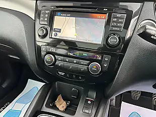 Used 2017 Nissan Qashqai Tekna White - Interior and Exterior details 8