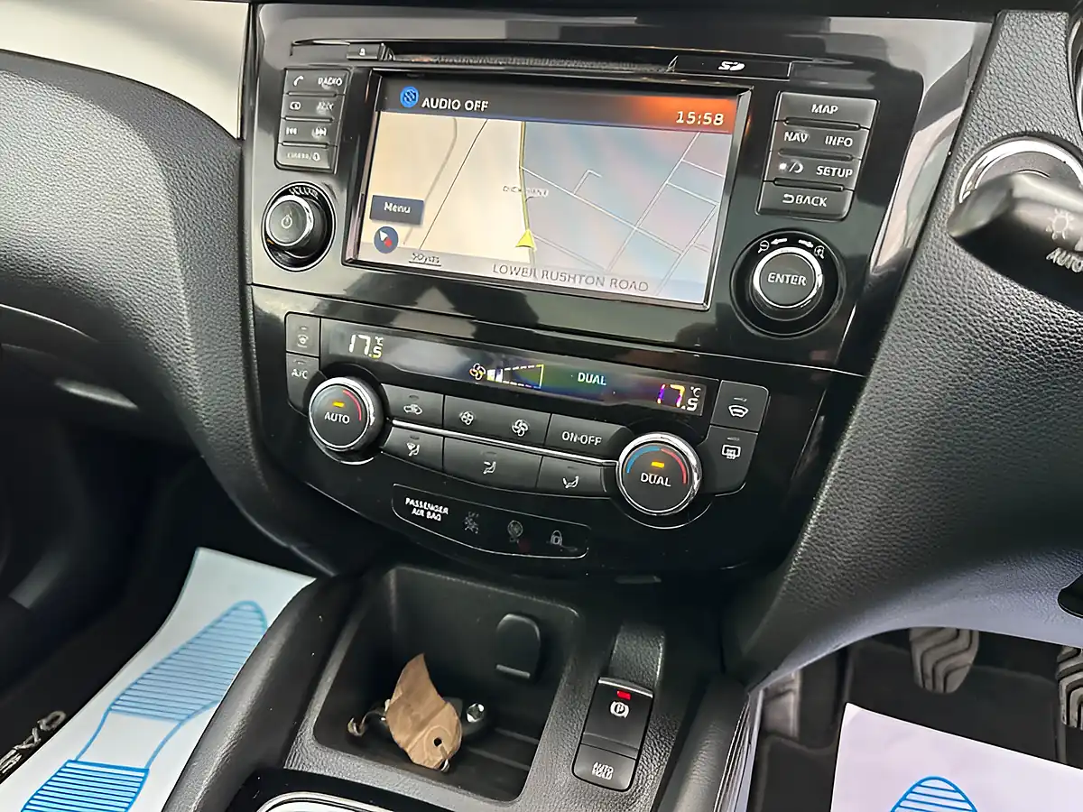 Used 2017 Nissan Qashqai Tekna White - Interior and Exterior details 8