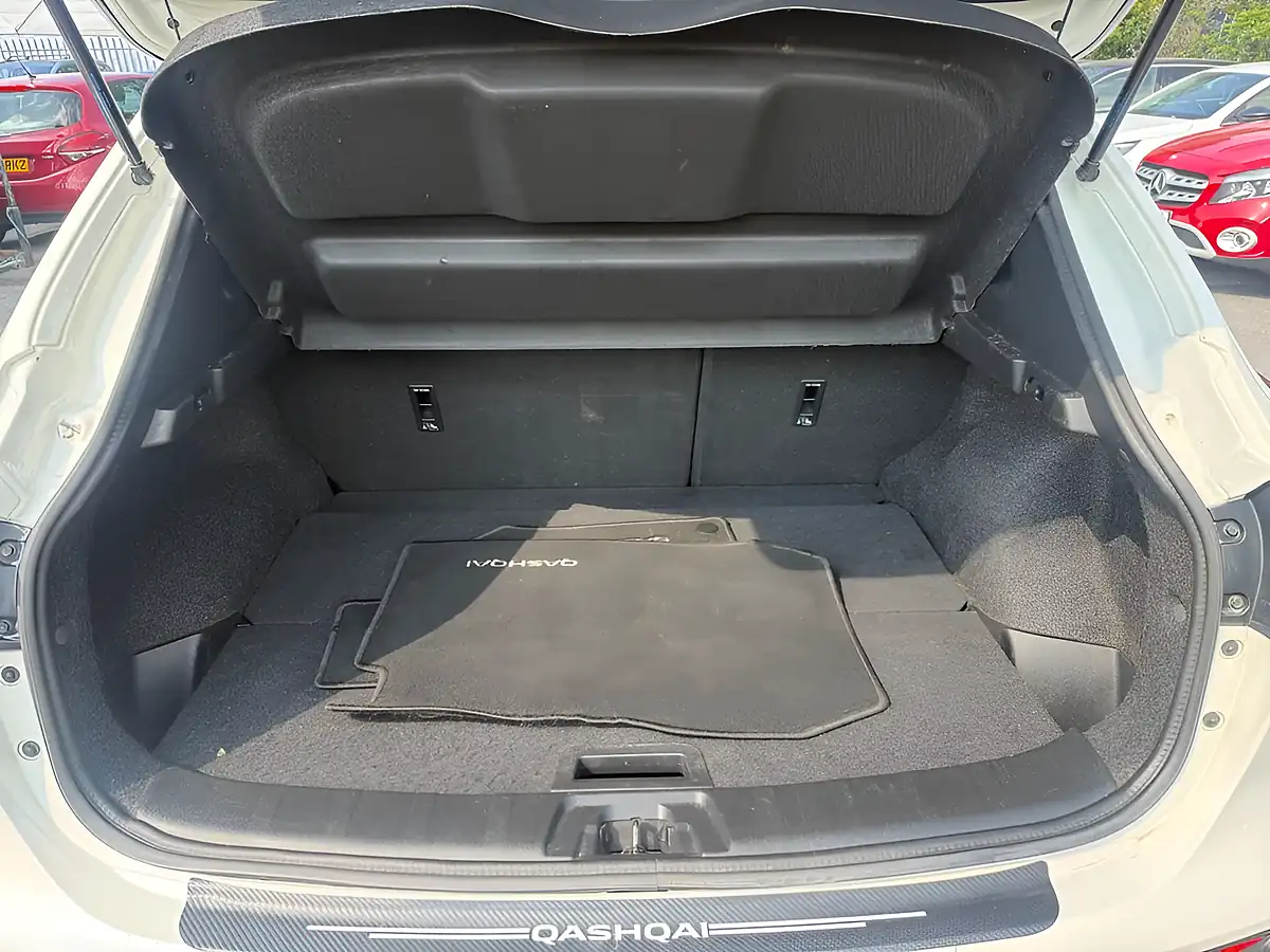 Used 2017 Nissan Qashqai Tekna White - Interior and Exterior details 13