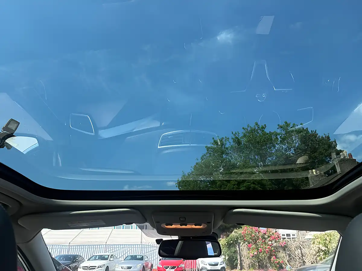 Used 2017 Nissan Qashqai Tekna White - Interior and Exterior details 9
