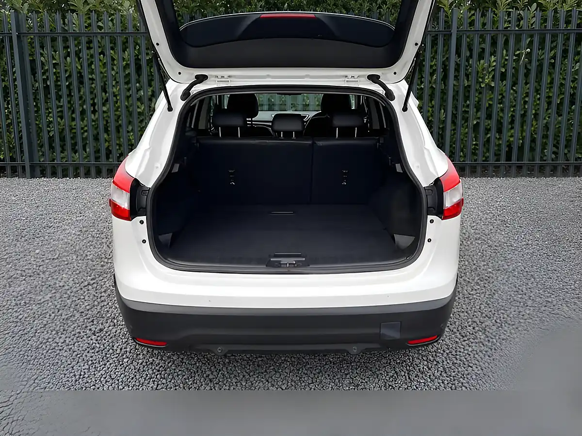 Used 2017 Nissan Qashqai Tekna White - Interior and Exterior details 10