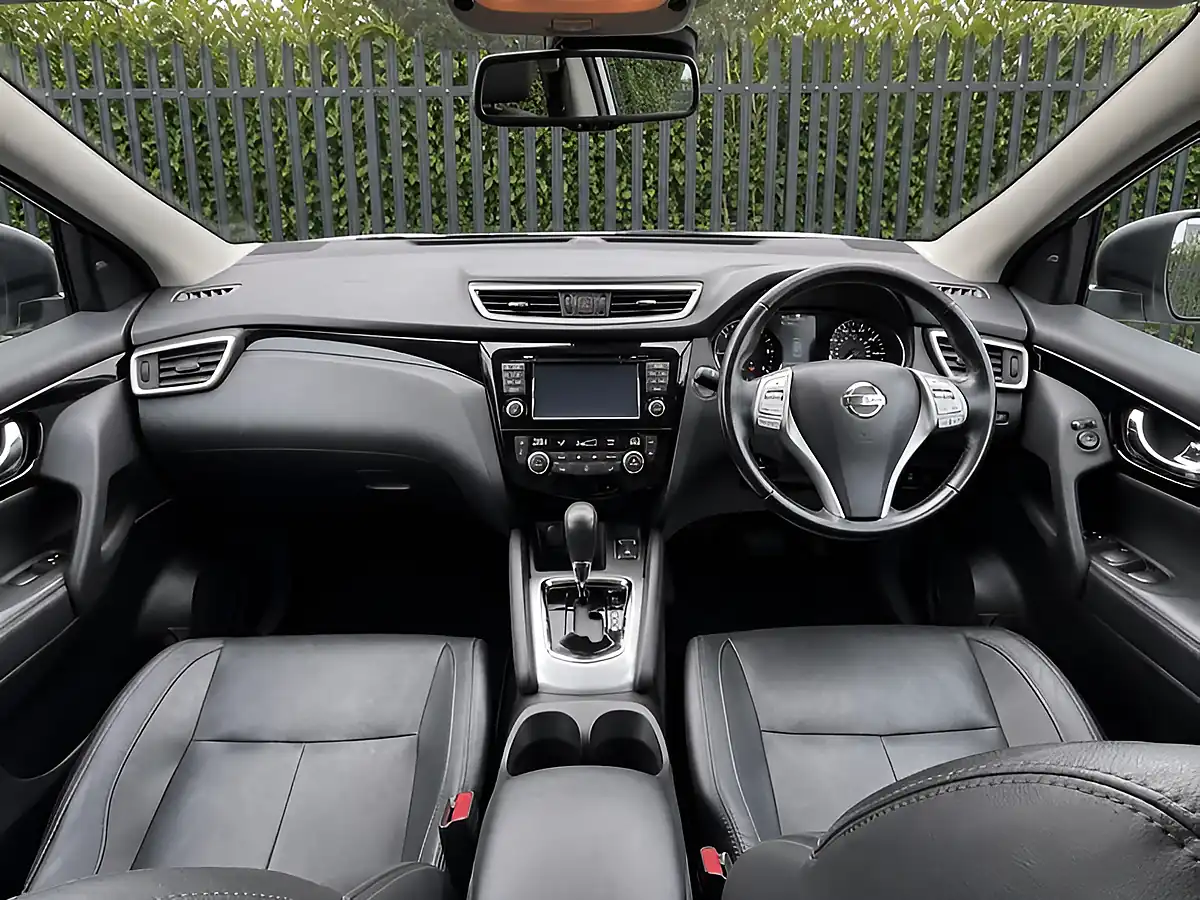 Used 2017 Nissan Qashqai Tekna White - Interior and Exterior details 12