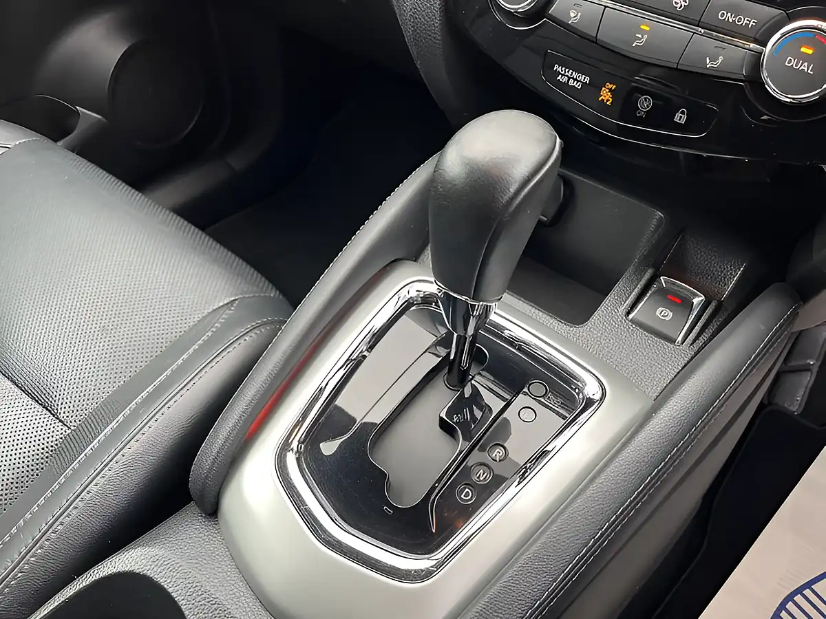 Used 2017 Nissan Qashqai Tekna White - Interior and Exterior details 16