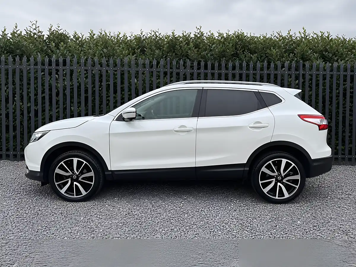 Used 2017 Nissan Qashqai Tekna White - Interior and Exterior details 4
