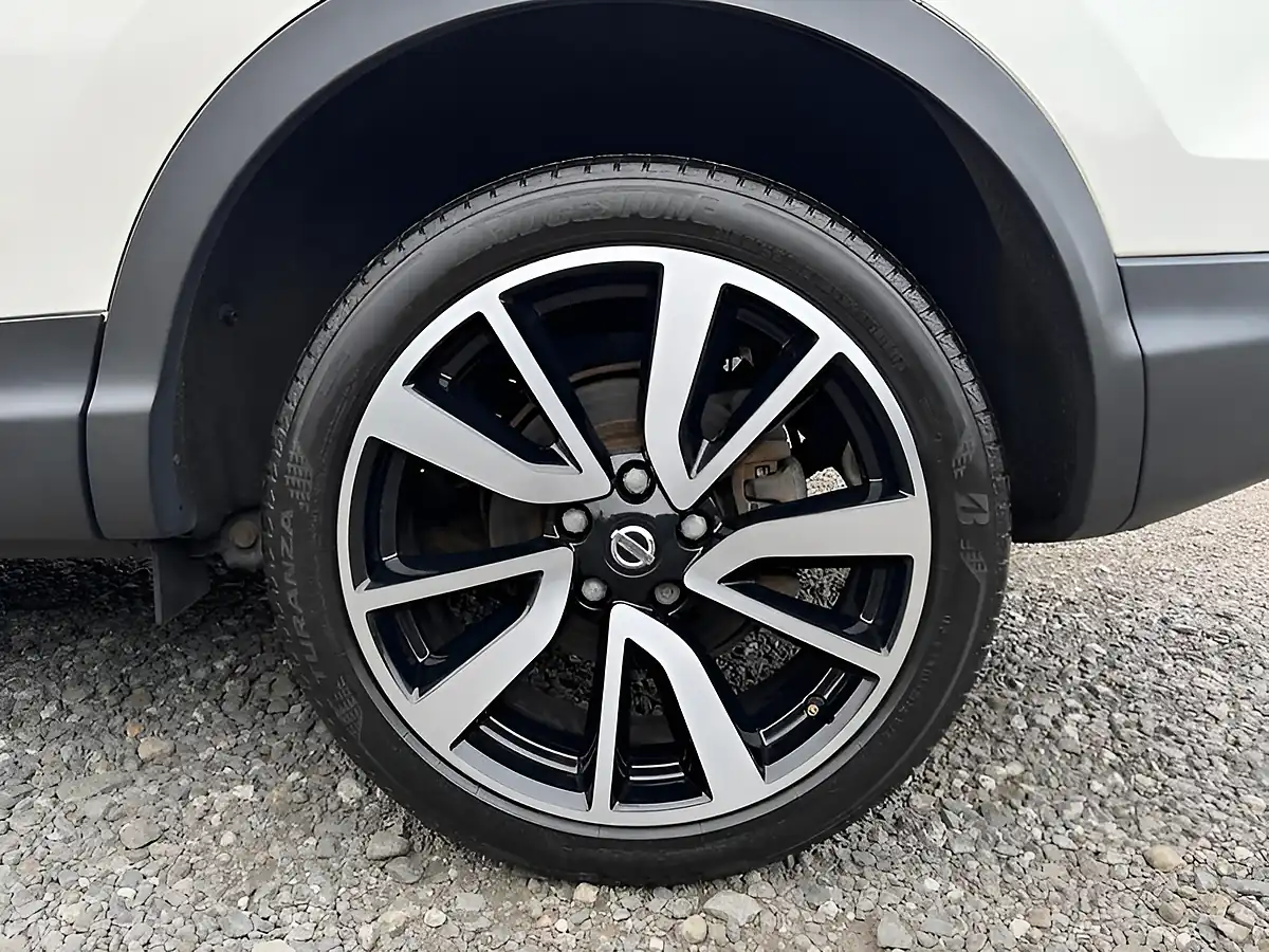 Used 2017 Nissan Qashqai Tekna White - Interior and Exterior details 5