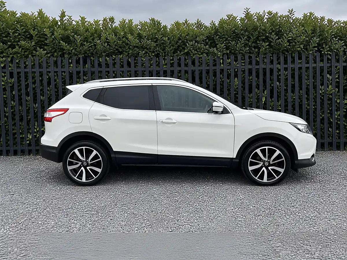 Used 2017 Nissan Qashqai Tekna White - Interior and Exterior details 9