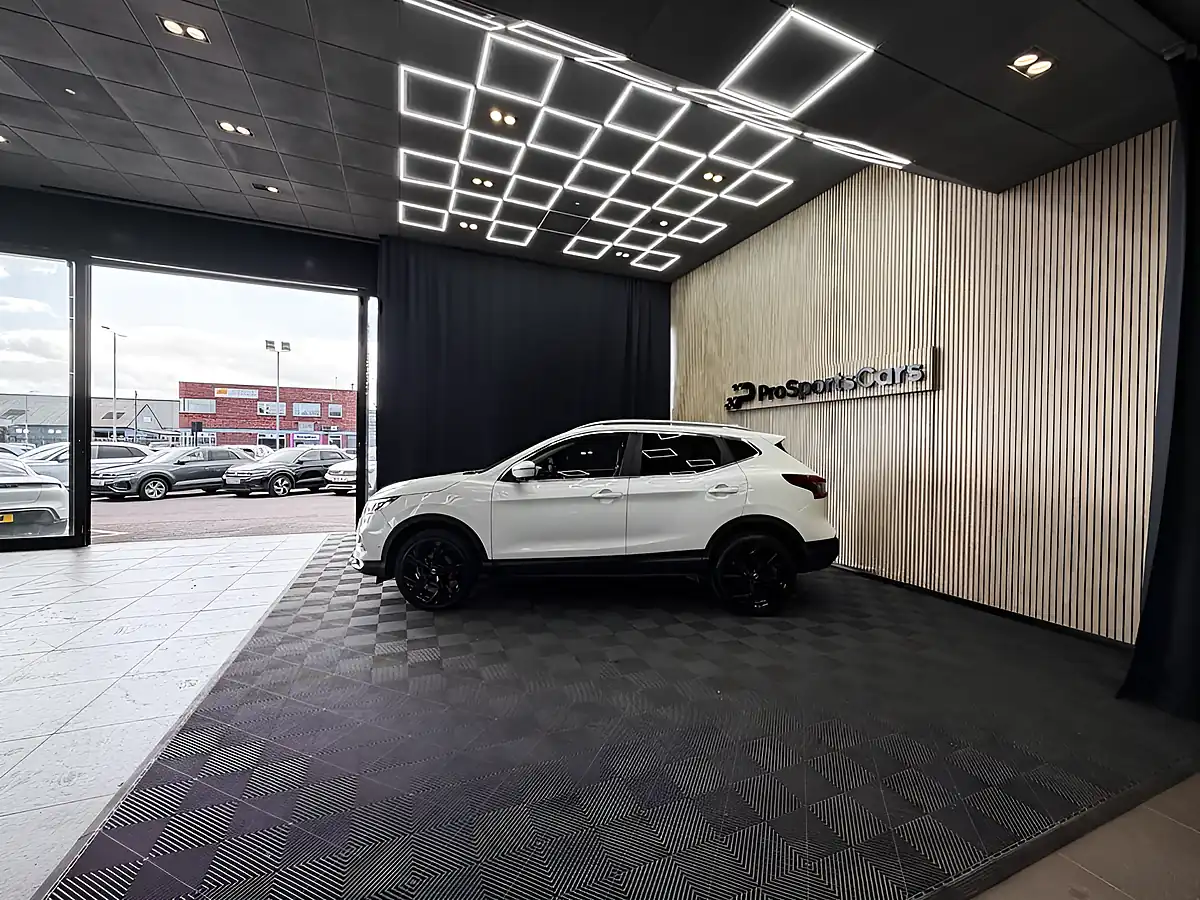 Used 2017 Nissan Qashqai Tekna White - Interior and Exterior details 11