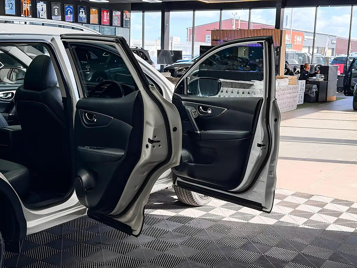 Used 2017 Nissan Qashqai Tekna White - Interior and Exterior details 19