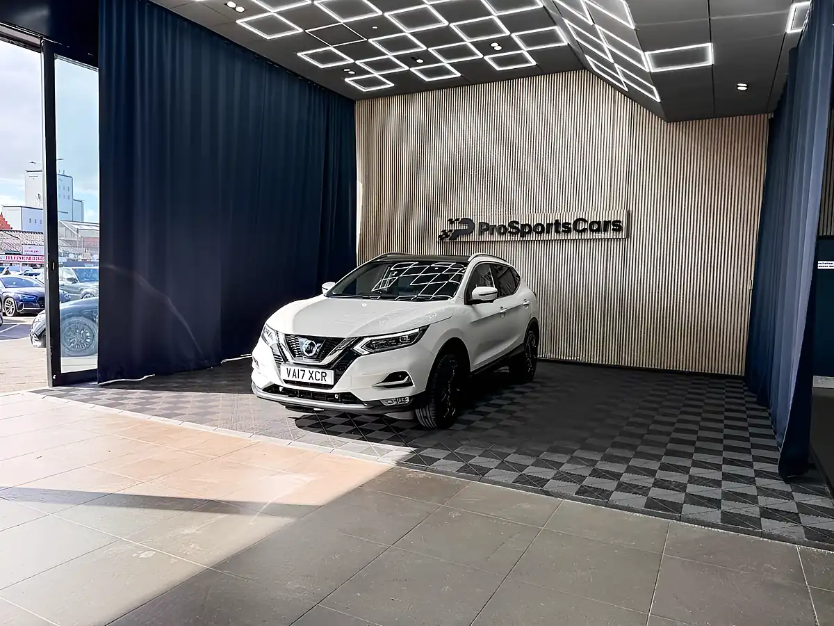 Used 2017 Nissan Qashqai Tekna White - Interior and Exterior details 5