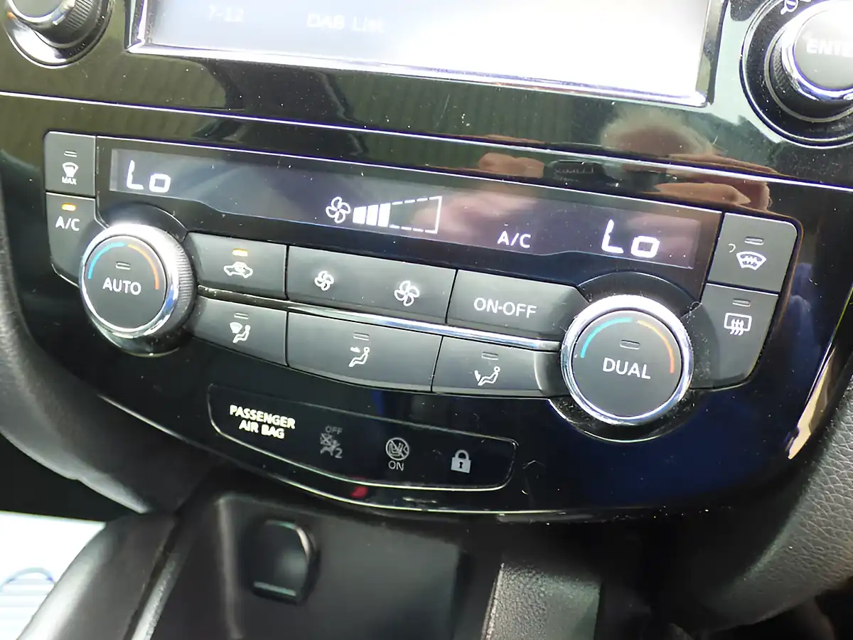 Used 2017 Nissan Qashqai Tekna Xtron Black - Interior and Exterior details 17