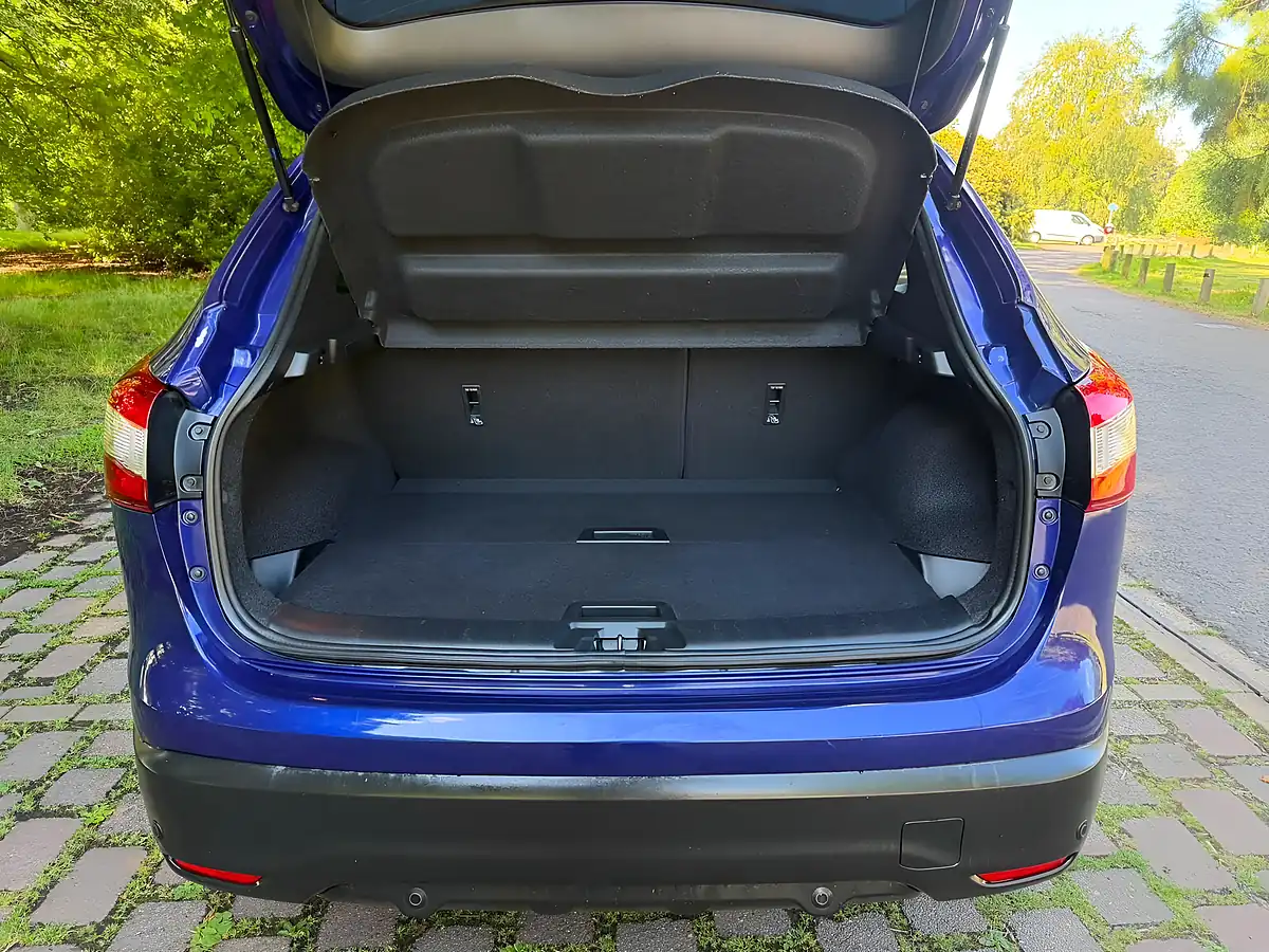 Used 2017 Nissan Qashqai Tekna Xtron Blue - Interior and Exterior details 11
