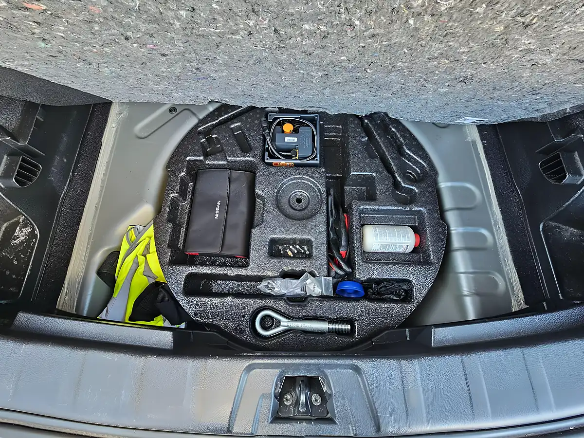 Used 2017 Nissan Qashqai Tekna Xtron Grey - Interior and Exterior details 15