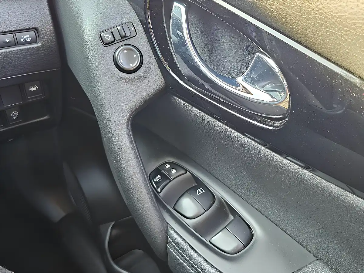 Used 2017 Nissan Qashqai Tekna Xtron Grey - Interior and Exterior details 20