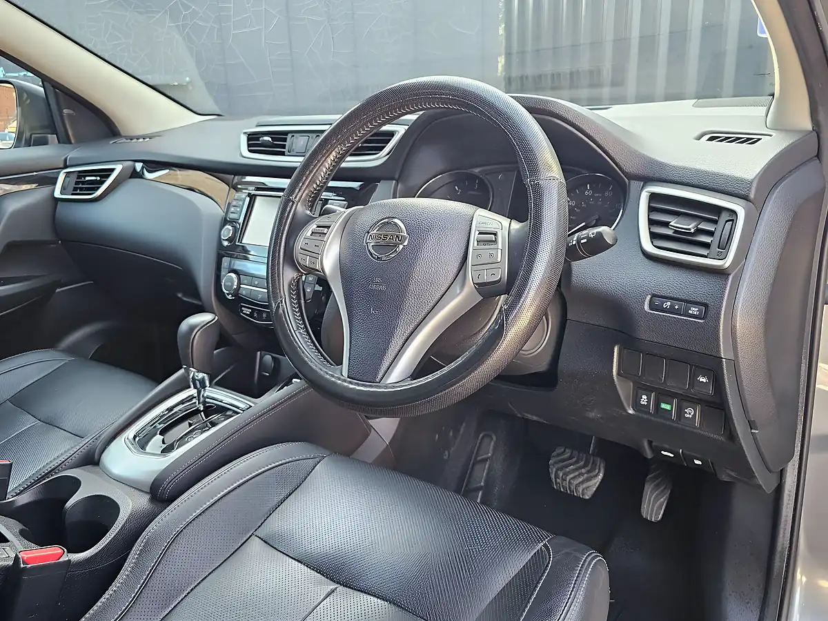 Used 2017 Nissan Qashqai Tekna Xtron Grey - Interior and Exterior details 7
