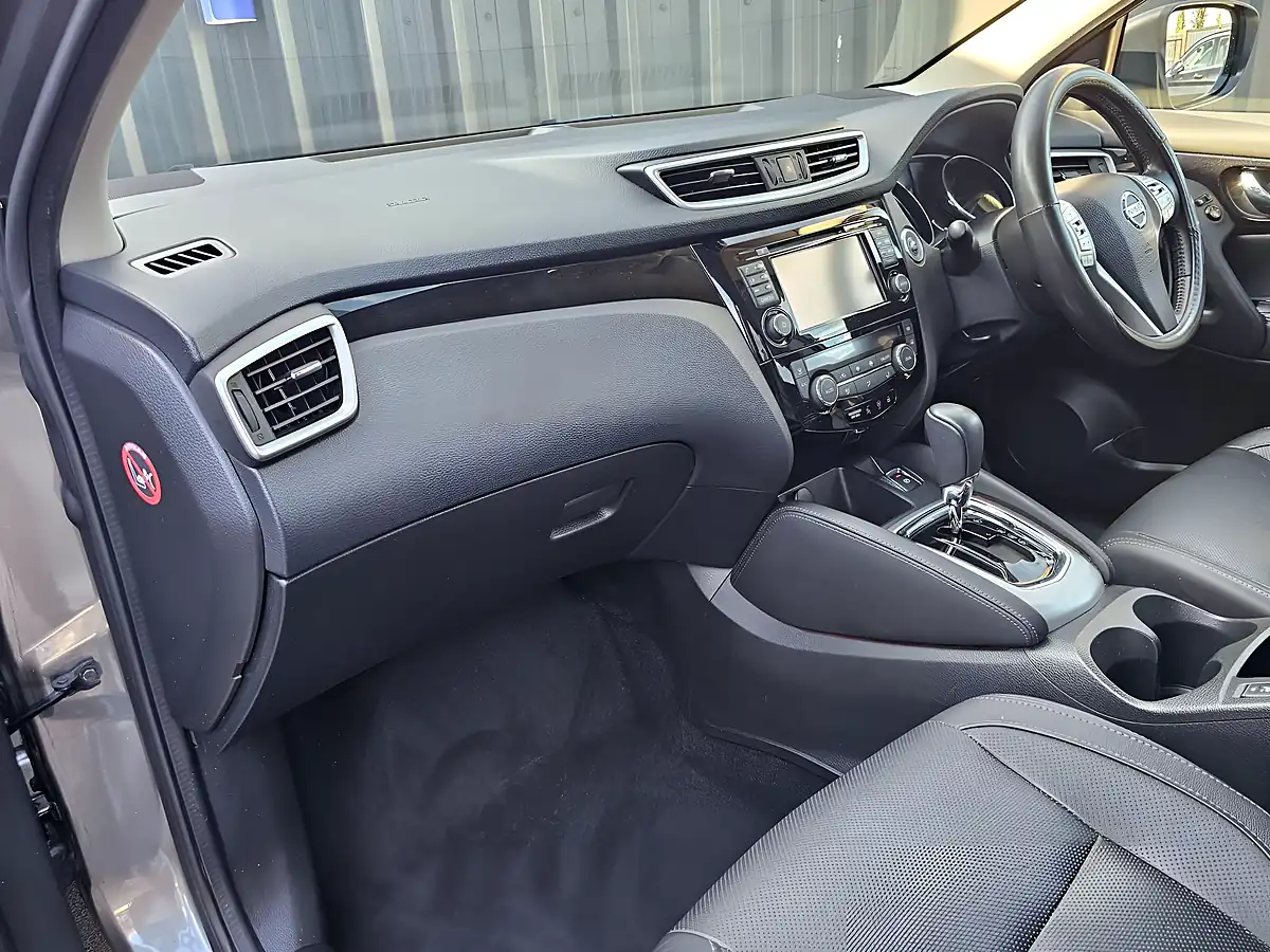 Used 2017 Nissan Qashqai Tekna Xtron Grey - Interior and Exterior details 8