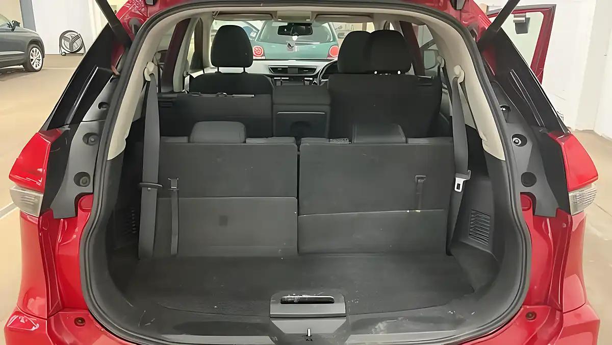 Used 2017 Nissan X-Trail N-Connecta Red - Interior and Exterior details 9