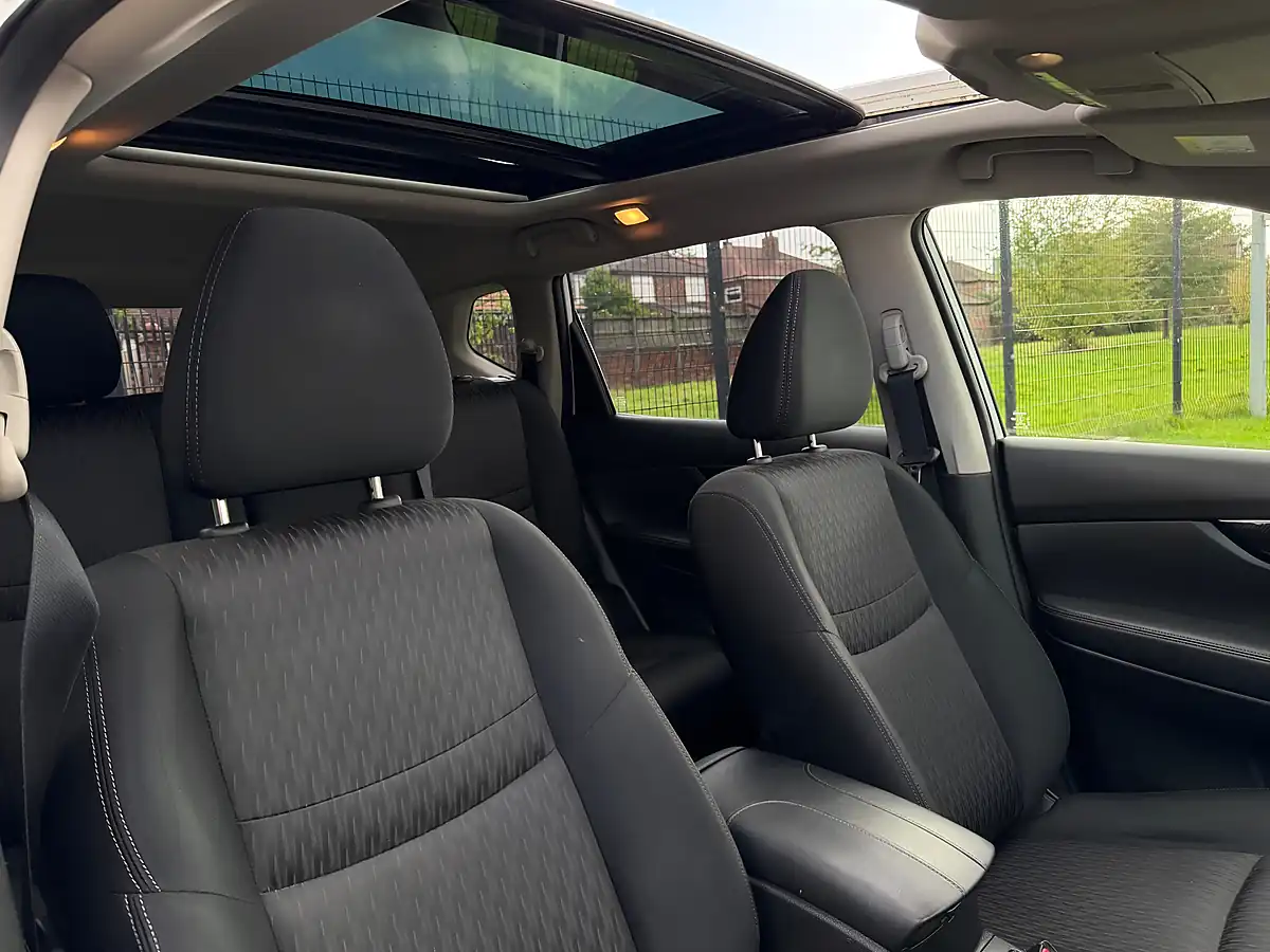 Used 2017 Nissan X-Trail N-Connecta Se White - Interior and Exterior details 5