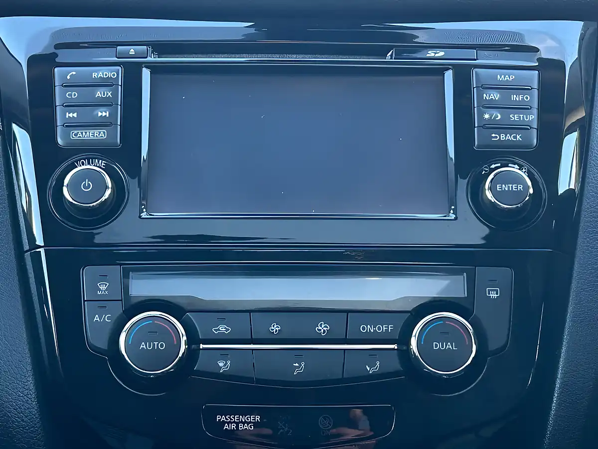 Used 2017 Nissan X-Trail N-Tec Green - Interior and Exterior details 17