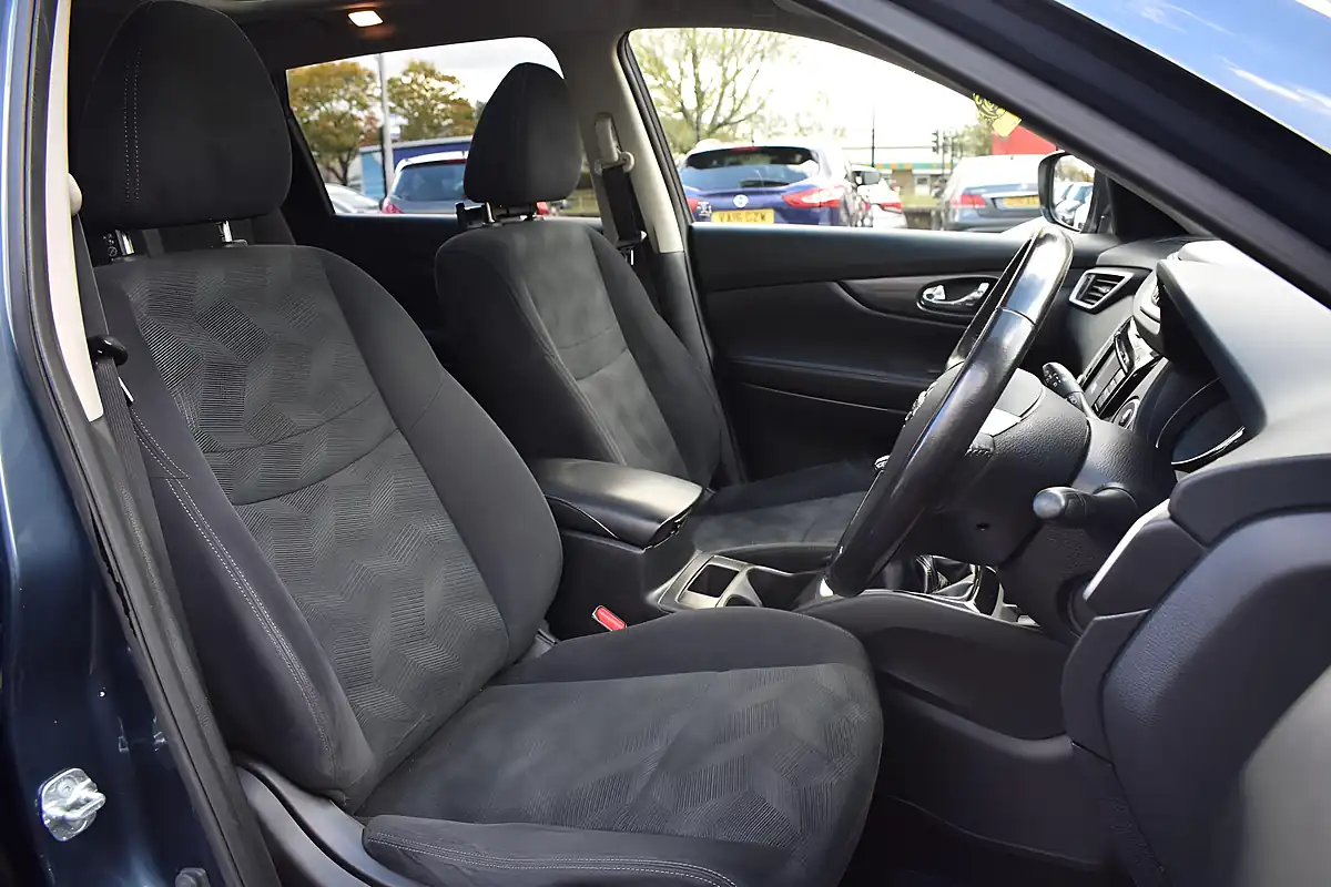 Used 2017 Nissan X-Trail N-Vision Blue - Interior and Exterior details 8