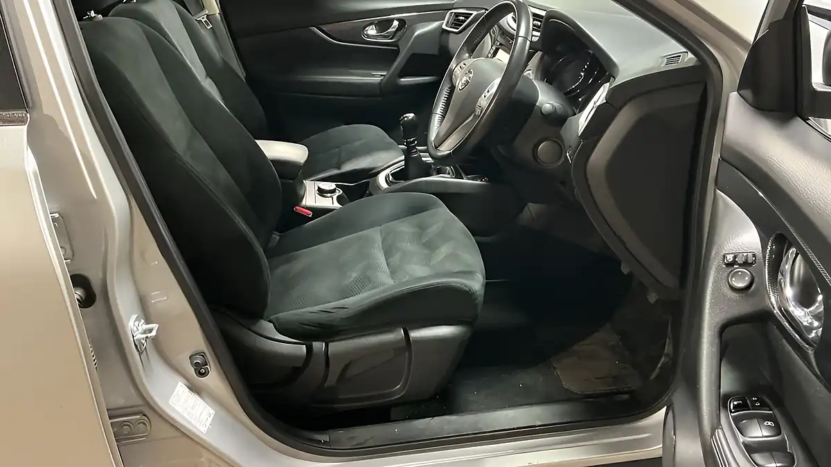 Used 2017 Nissan X-Trail N-Vision Silver - Interior and Exterior details 9