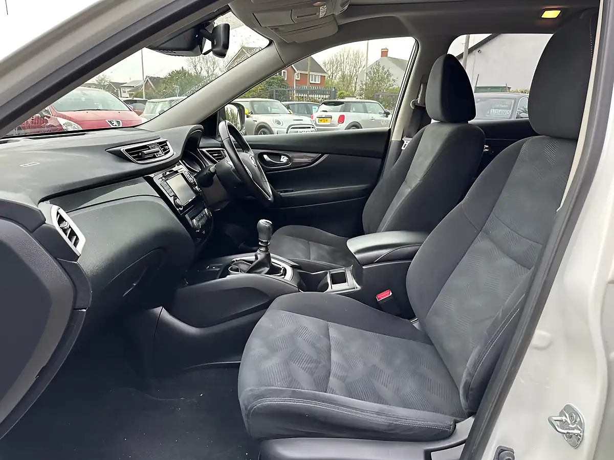 Used 2017 Nissan X-Trail N-Vision White - Interior and Exterior details 12