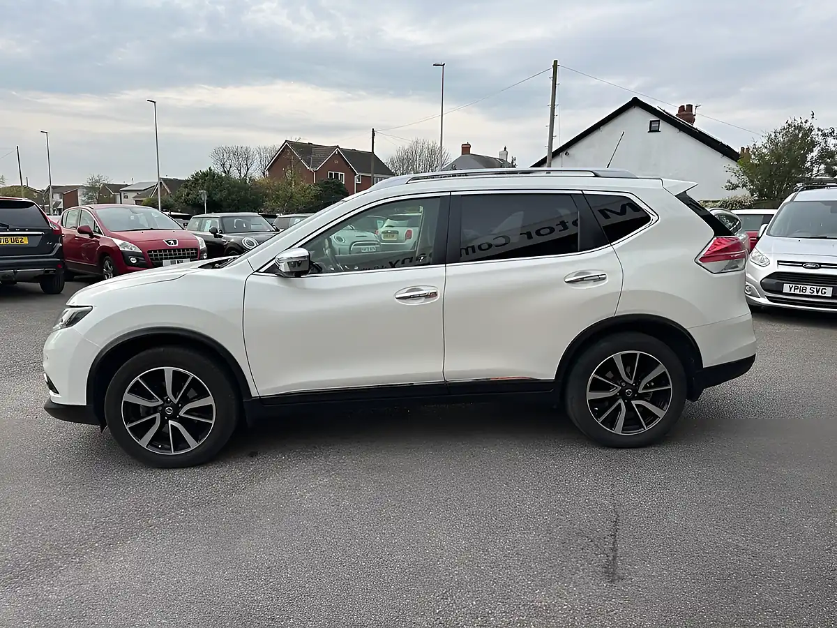 Used 2017 Nissan X-Trail N-Vision White - Interior and Exterior details 4