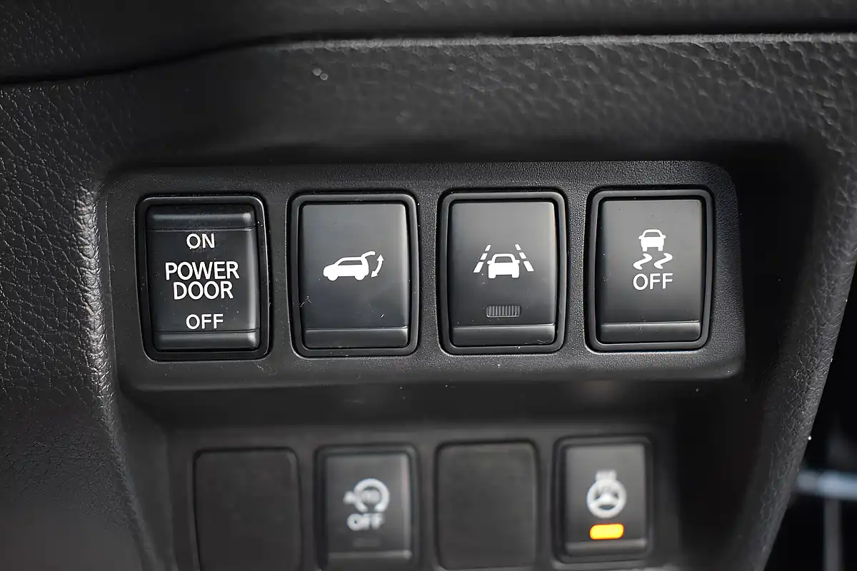 Used 2017 Nissan X-Trail Tekna Black - Interior and Exterior details 18