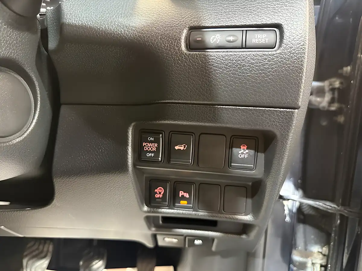 Used 2017 Nissan X-Trail Tekna Blue - Interior and Exterior details 14