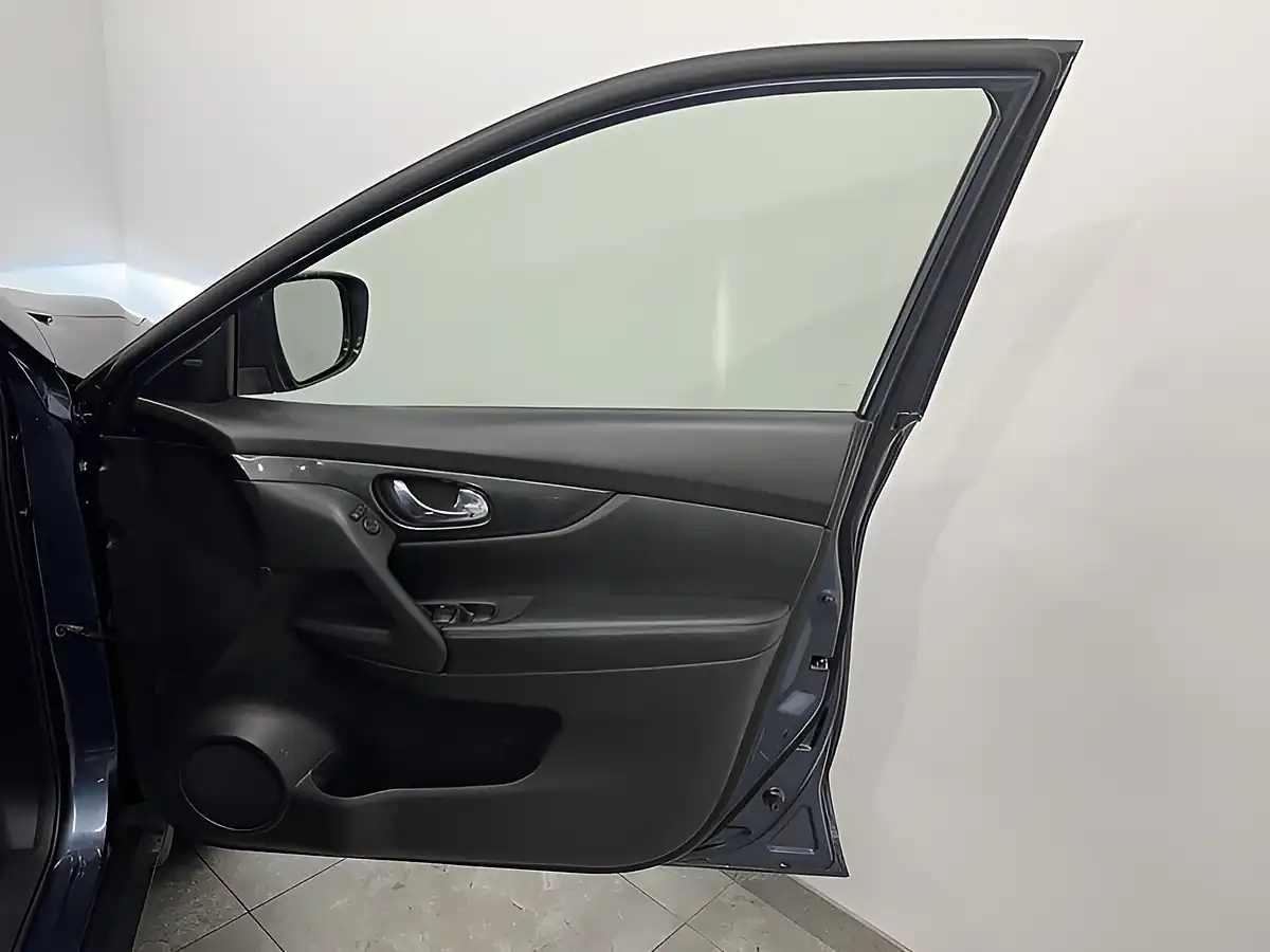 Used 2017 Nissan X-Trail Tekna Blue - Interior and Exterior details 12