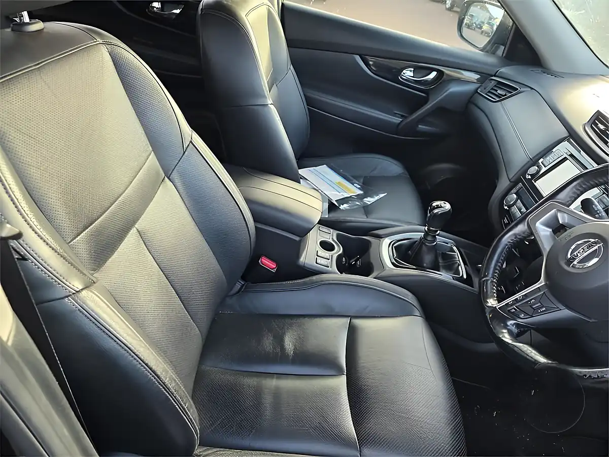 Used 2017 Nissan X-Trail Tekna Bronze - Interior and Exterior details 4