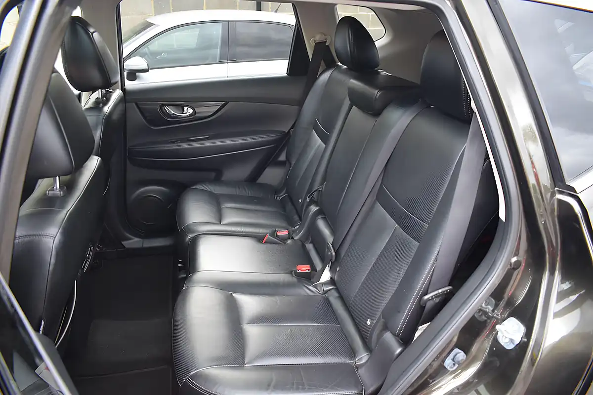 Used 2017 Nissan X-Trail Tekna Green - Interior and Exterior details 12
