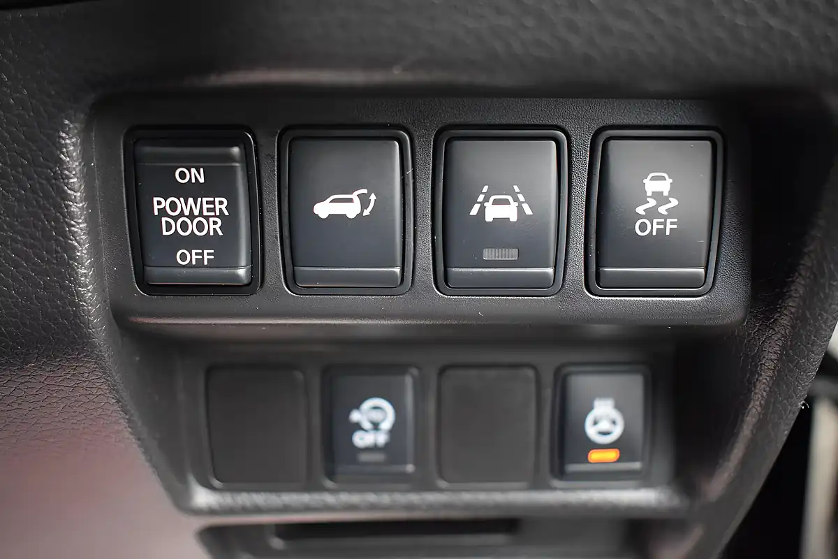 Used 2017 Nissan X-Trail Tekna Green - Interior and Exterior details 19