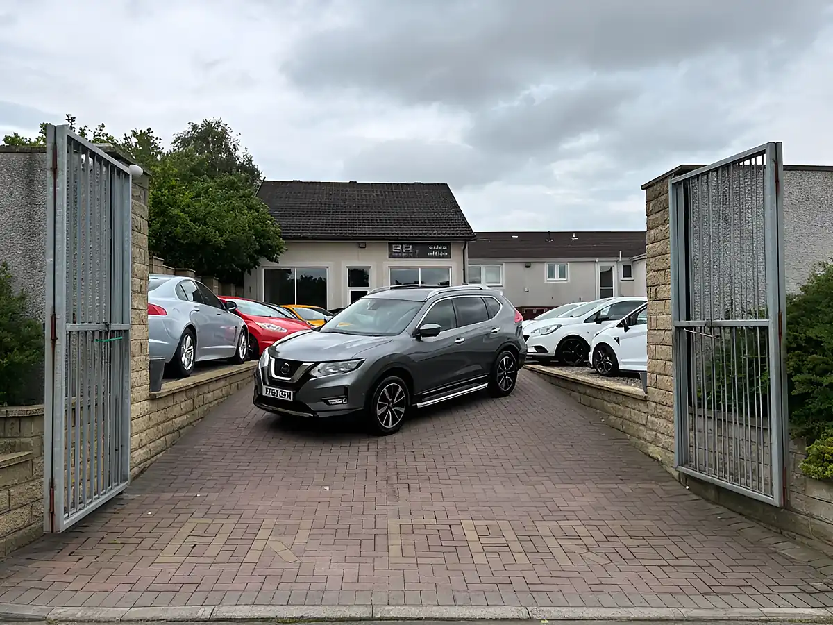 Used 2017 Nissan X-Trail Tekna Grey - Interior and Exterior details 3