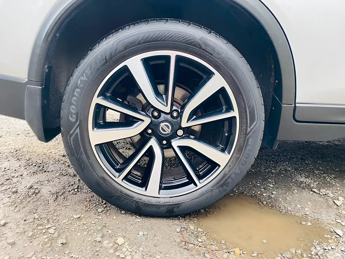 Used 2017 Nissan X-Trail Tekna Silver - Interior and Exterior details 13