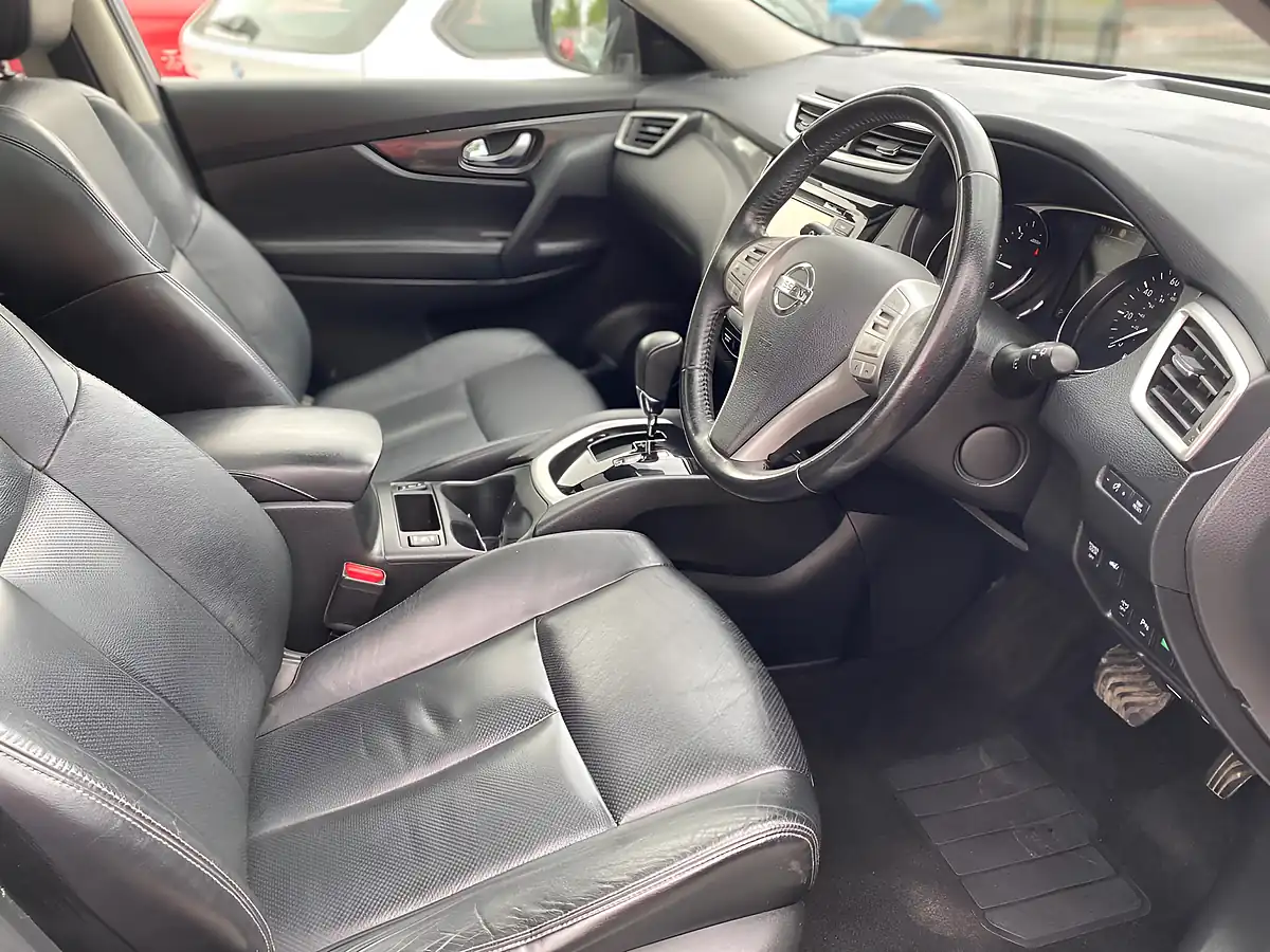Used 2017 Nissan X-Trail Tekna Silver - Interior and Exterior details 18
