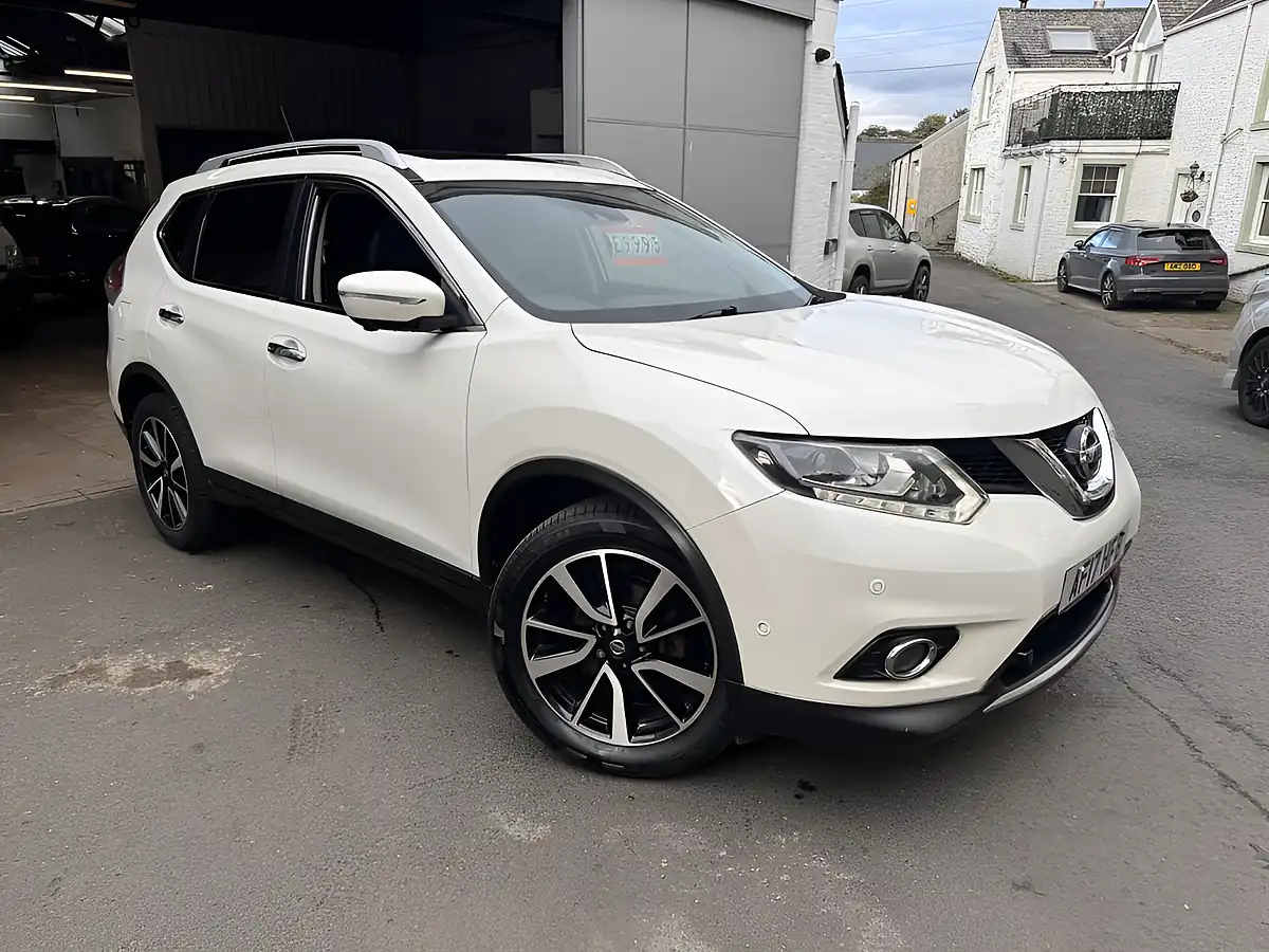Used 2017 Nissan X-Trail Tekna White - Front View