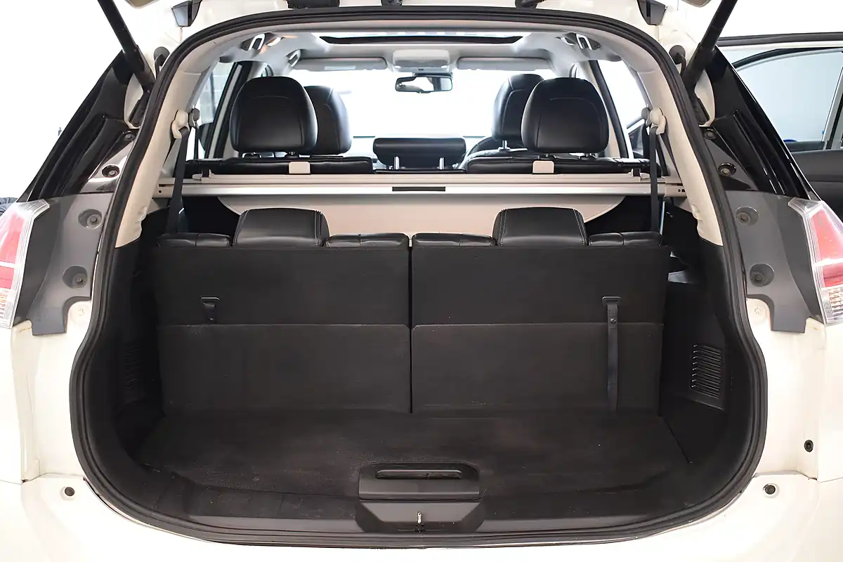 Used 2017 Nissan X-Trail Tekna White - Interior and Exterior details 12