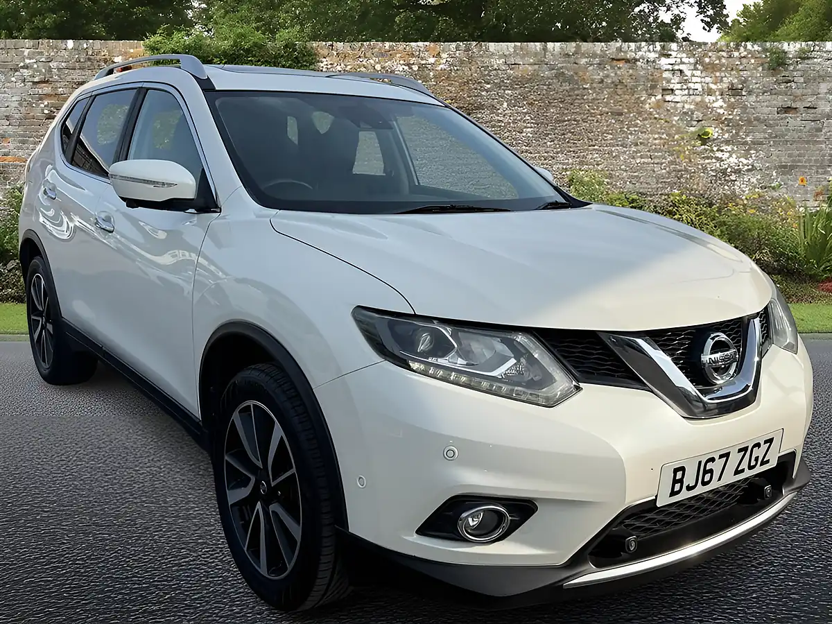 Used 2017 Nissan X-Trail Tekna White - Front View