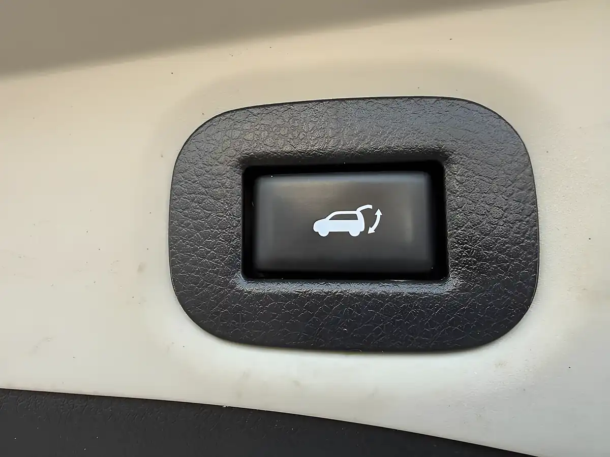 Used 2017 Nissan X-Trail Tekna White - Interior and Exterior details 14