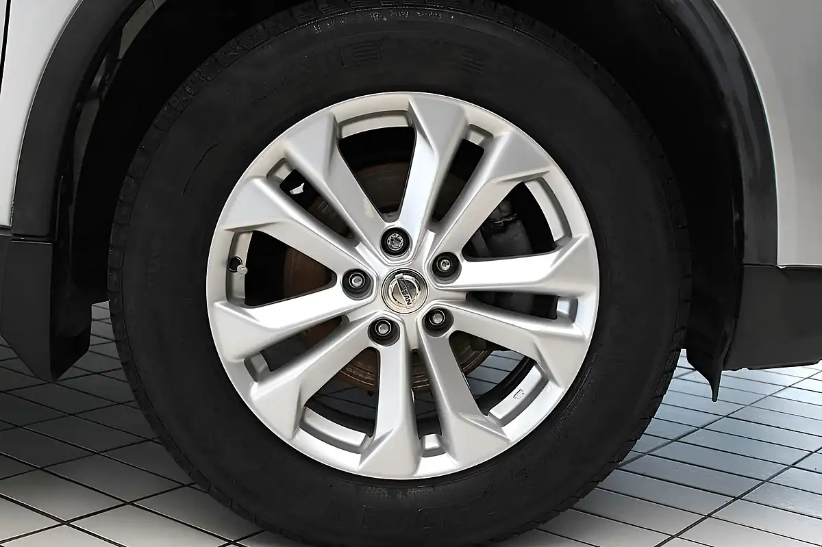 Used 2017 Nissan X-Trail Visia Silver - Interior and Exterior details 12