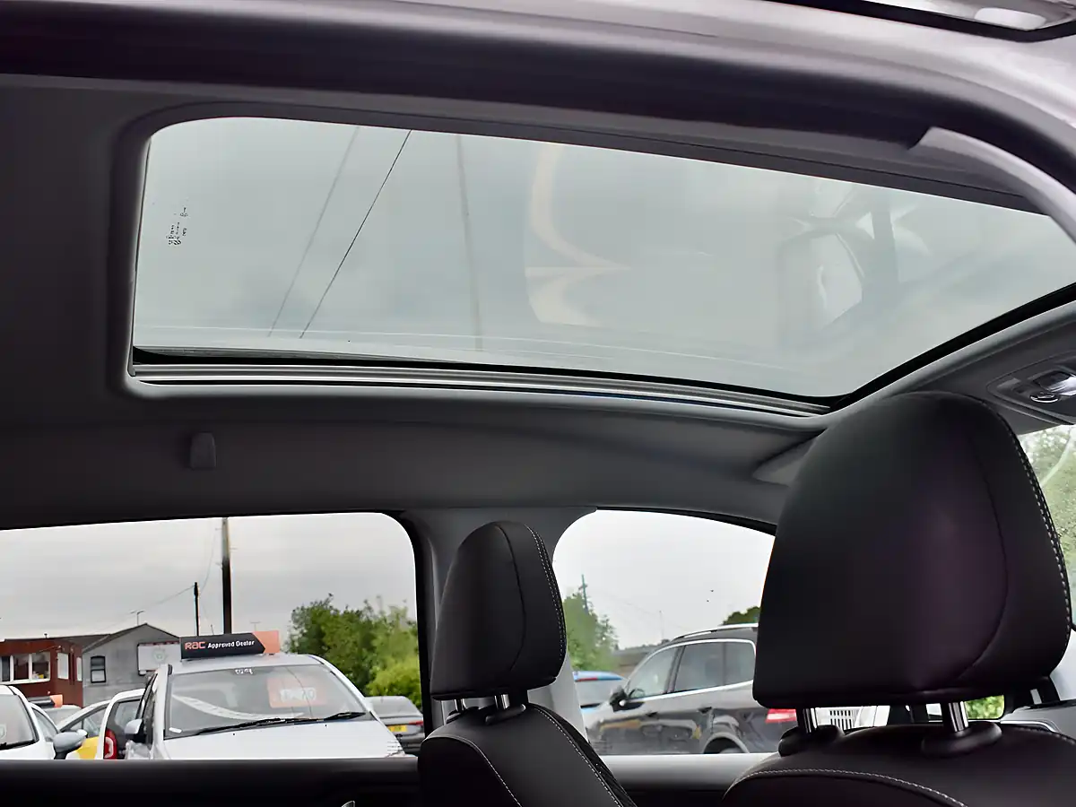 Used 2017 Peugeot 2008 Allure White - Interior and Exterior details 16