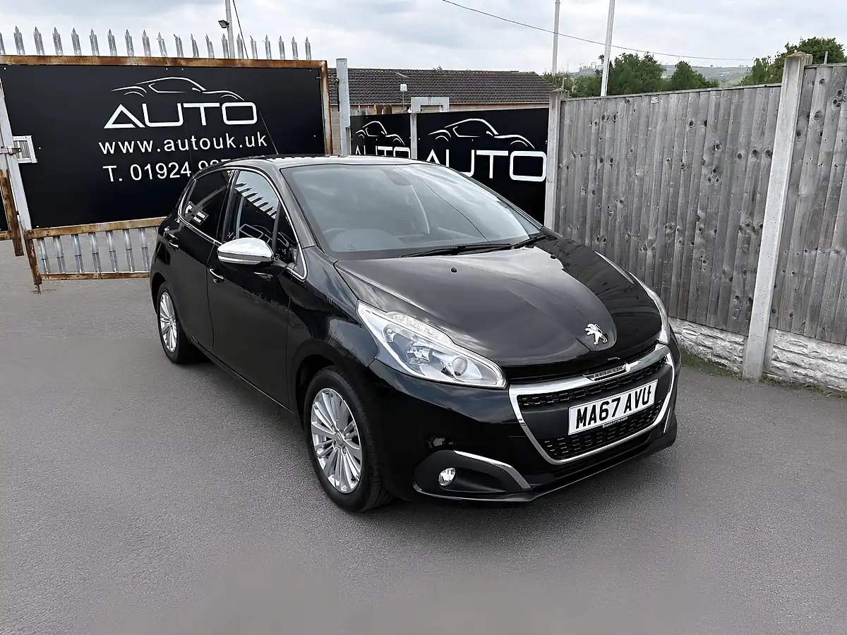 Used 2017 Peugeot 208 Allure Black - Front View