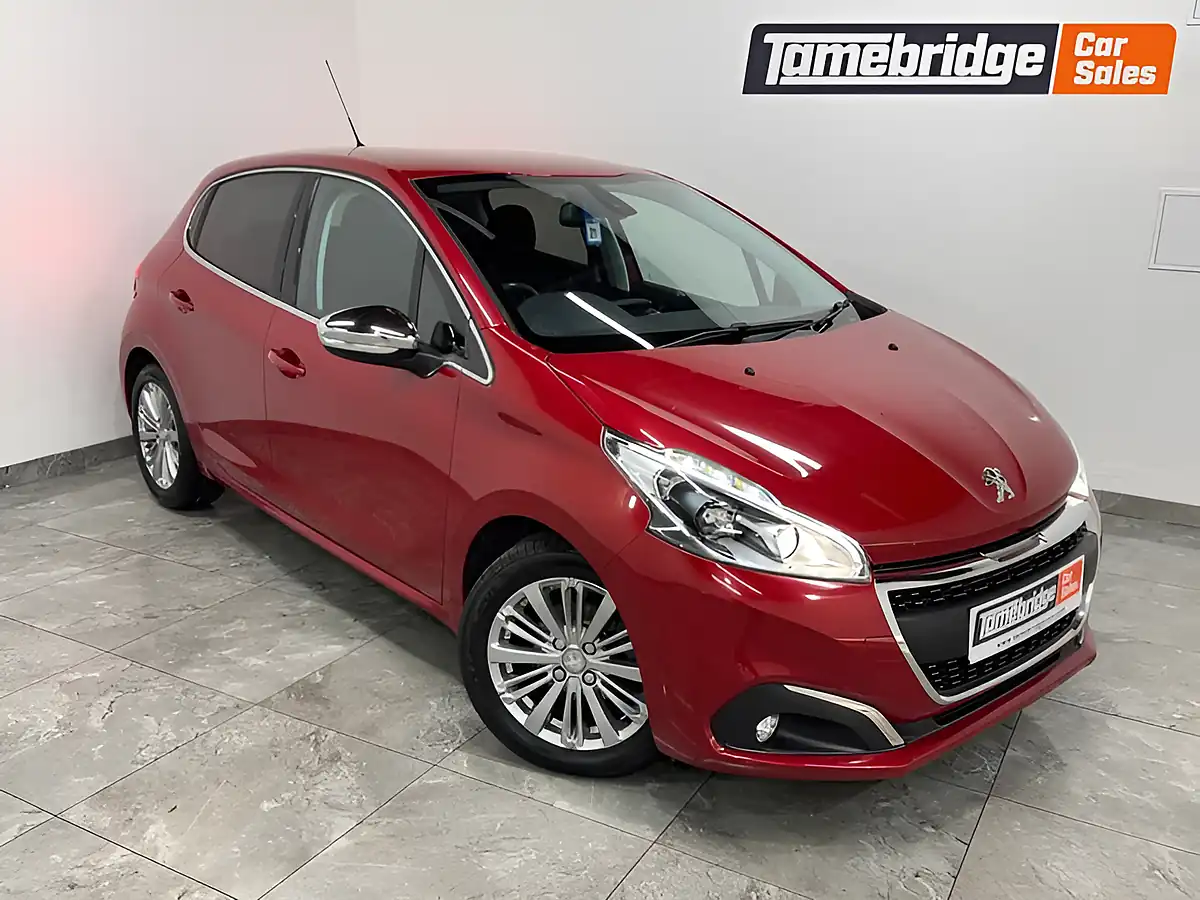 Used 2017 Peugeot 208 Allure Red - Front View