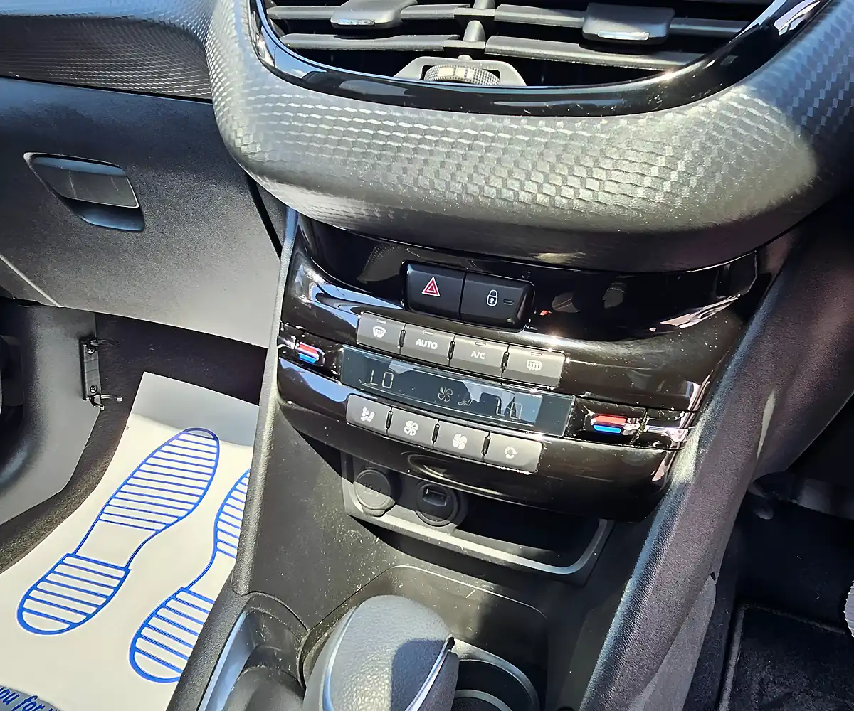 Used 2017 Peugeot 208 Allure White - Interior and Exterior details 15