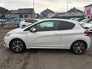 Used 2017 Peugeot 208 Allure White - Interior and Exterior details 5