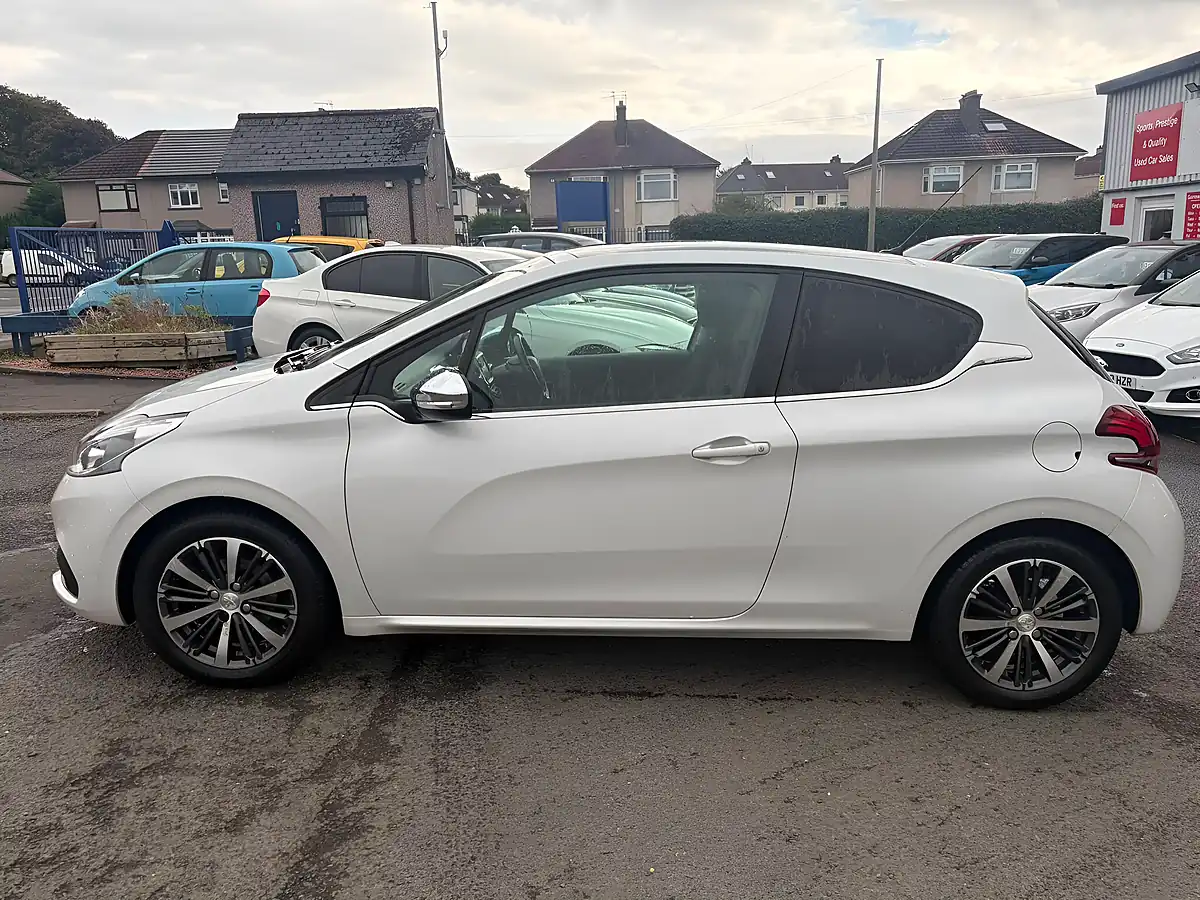 Used 2017 Peugeot 208 Allure White - Interior and Exterior details 5