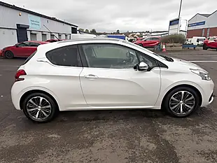 Used 2017 Peugeot 208 Allure White - Interior and Exterior details 7