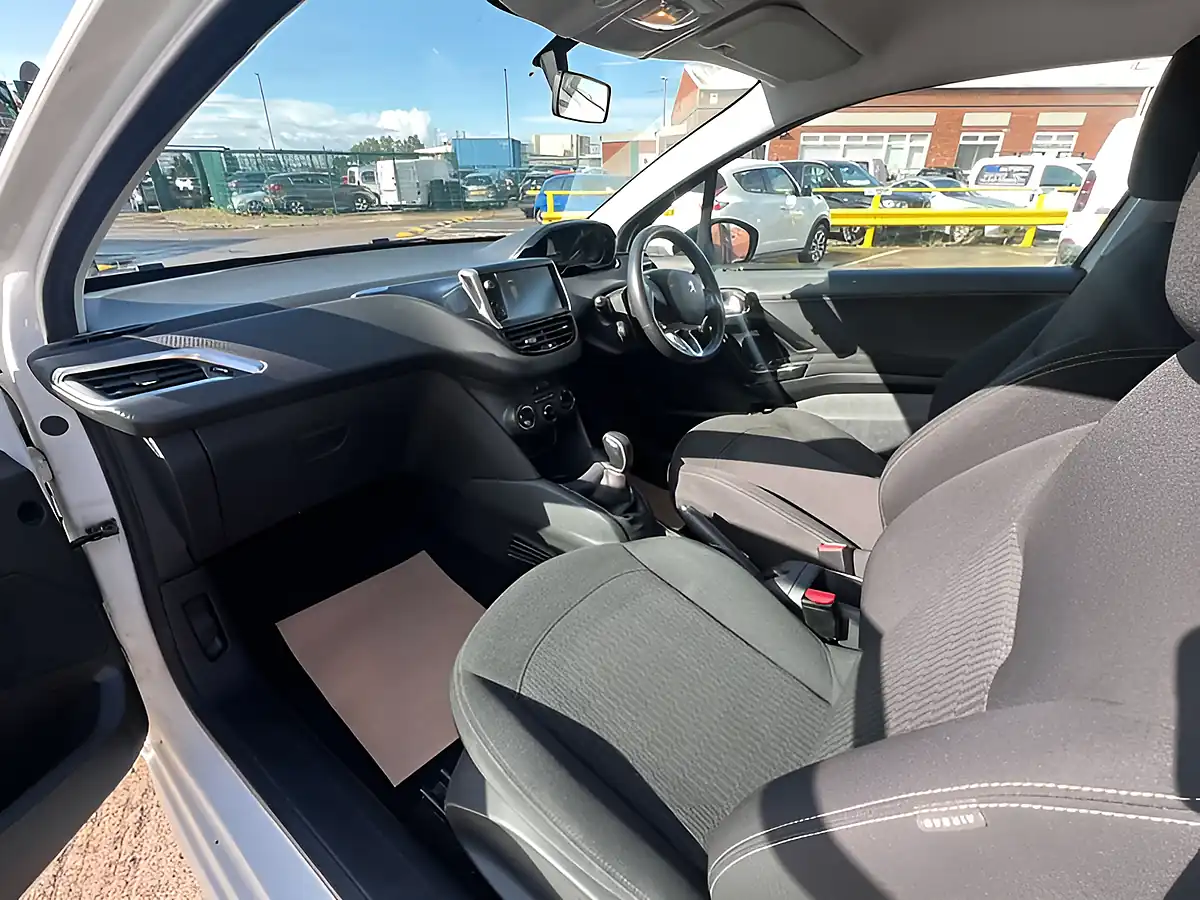 Used 2017 Peugeot 208 Black Edition Bianca White - Interior and Exterior details 10