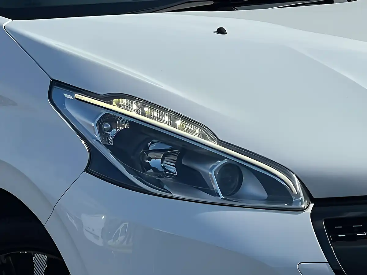 Used 2017 Peugeot 208 Black Edition Bianca White - Interior and Exterior details 17