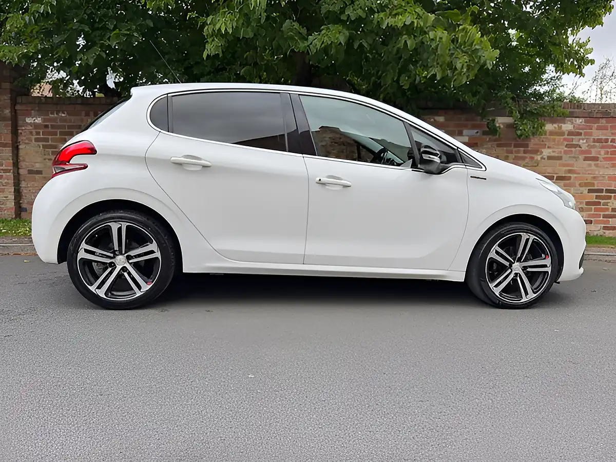 Used 2017 Peugeot 208 GT Line White - Interior and Exterior details 7